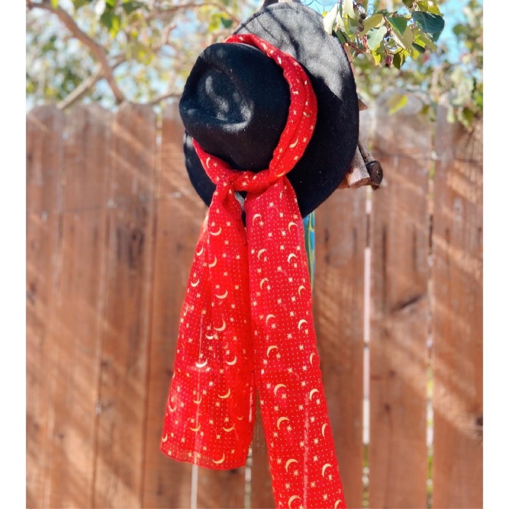 Matching Gold Metallic Scarves ✨